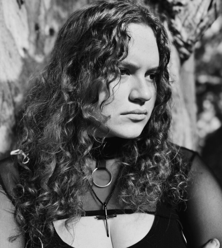 Read more about the article Guitar Prodigy Ava Toton Unleashes New Single/Video: DECAY